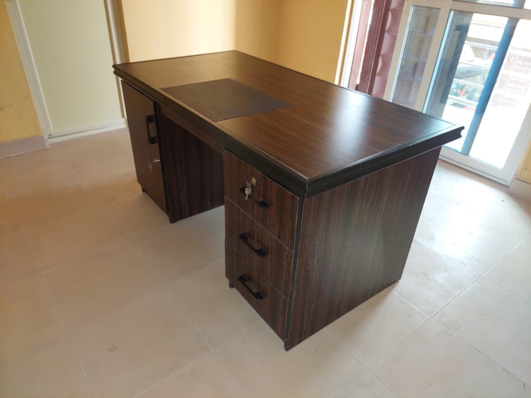 Premium office table